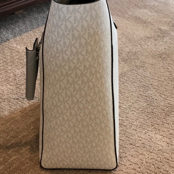 Michael Kors Vincent Large Tote w/ Pouch - Picture 3 of 7